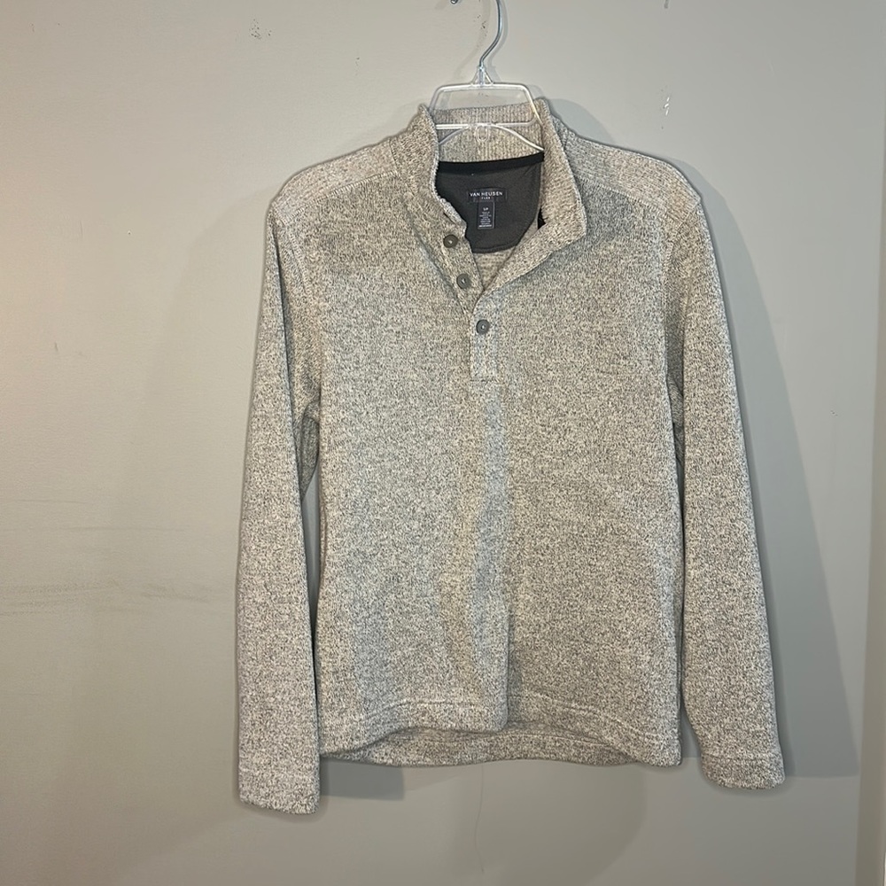 Men’s Van Heusen sweater.